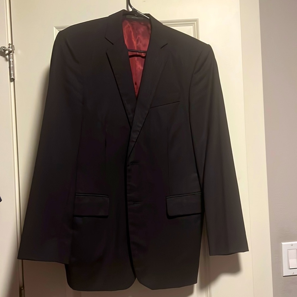Express Blazer for a night out. 38S Reg Fit Elegant in black w/a burgundy sheen